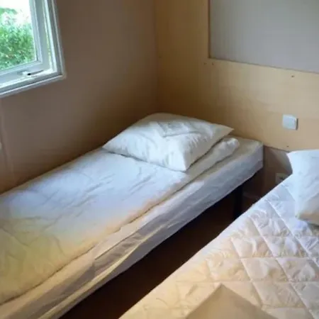 Mobil-home Confortable Avec Terrasse Pour 6 Personnes - Api-1-52-543 *